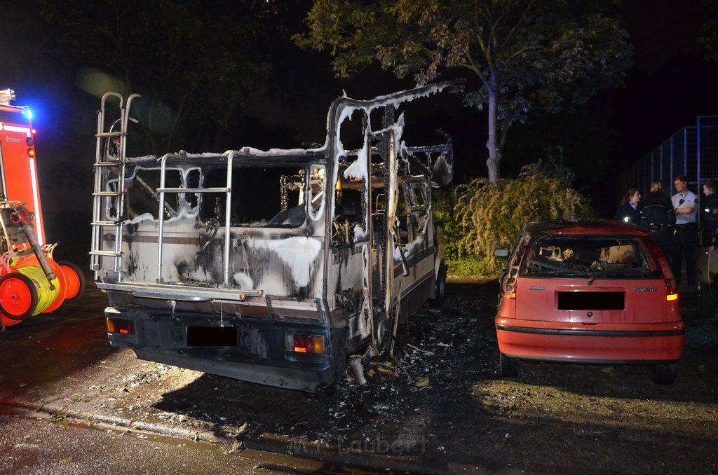 Auto 1 Wohnmobil ausgebrannt Koeln Gremberg Kannebaeckerstr P5427.JPG - Miklos Laubert